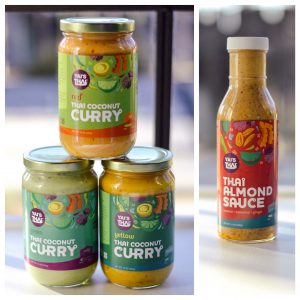 844525619.curries.and.almond.sauce